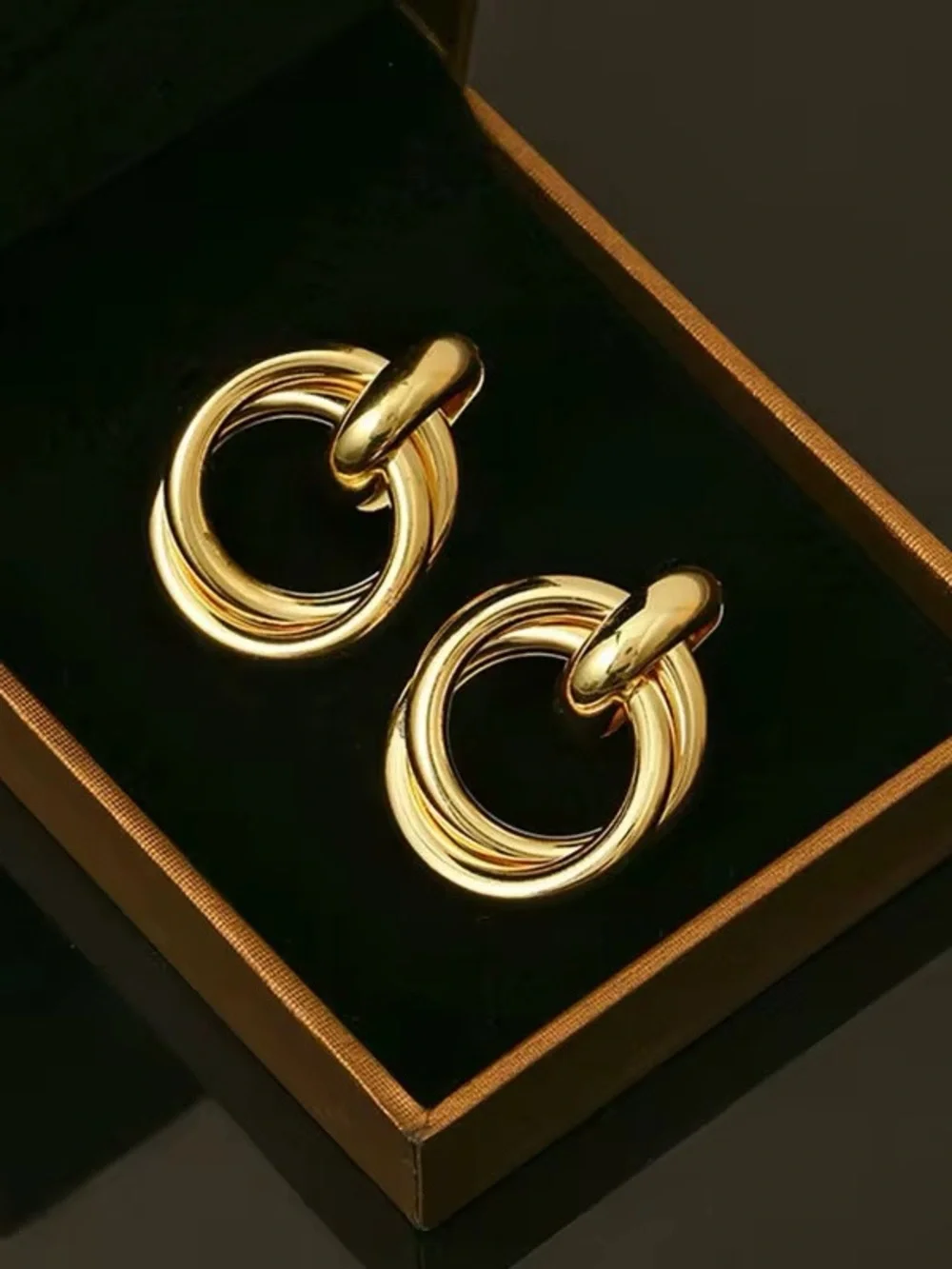 ***Classic Gold Interlocking Circle Stud Earrings - Women Jewelry